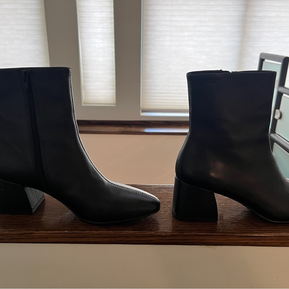 Vagabond Sleek Black Ankle Booties